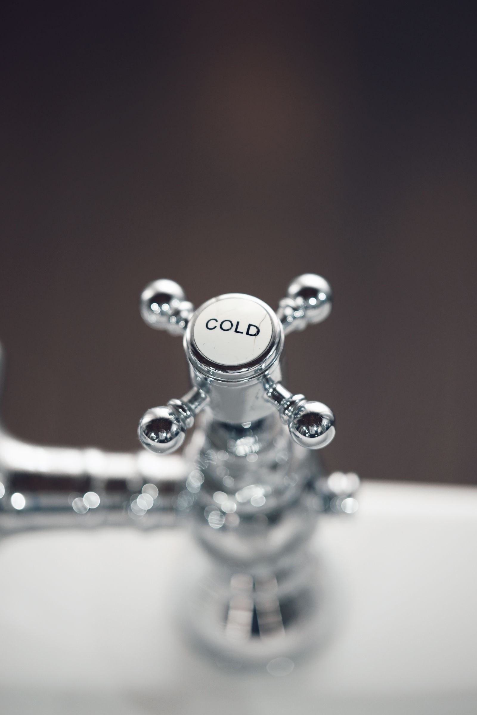 Vinegar wraps dissolving faucet mineral stains