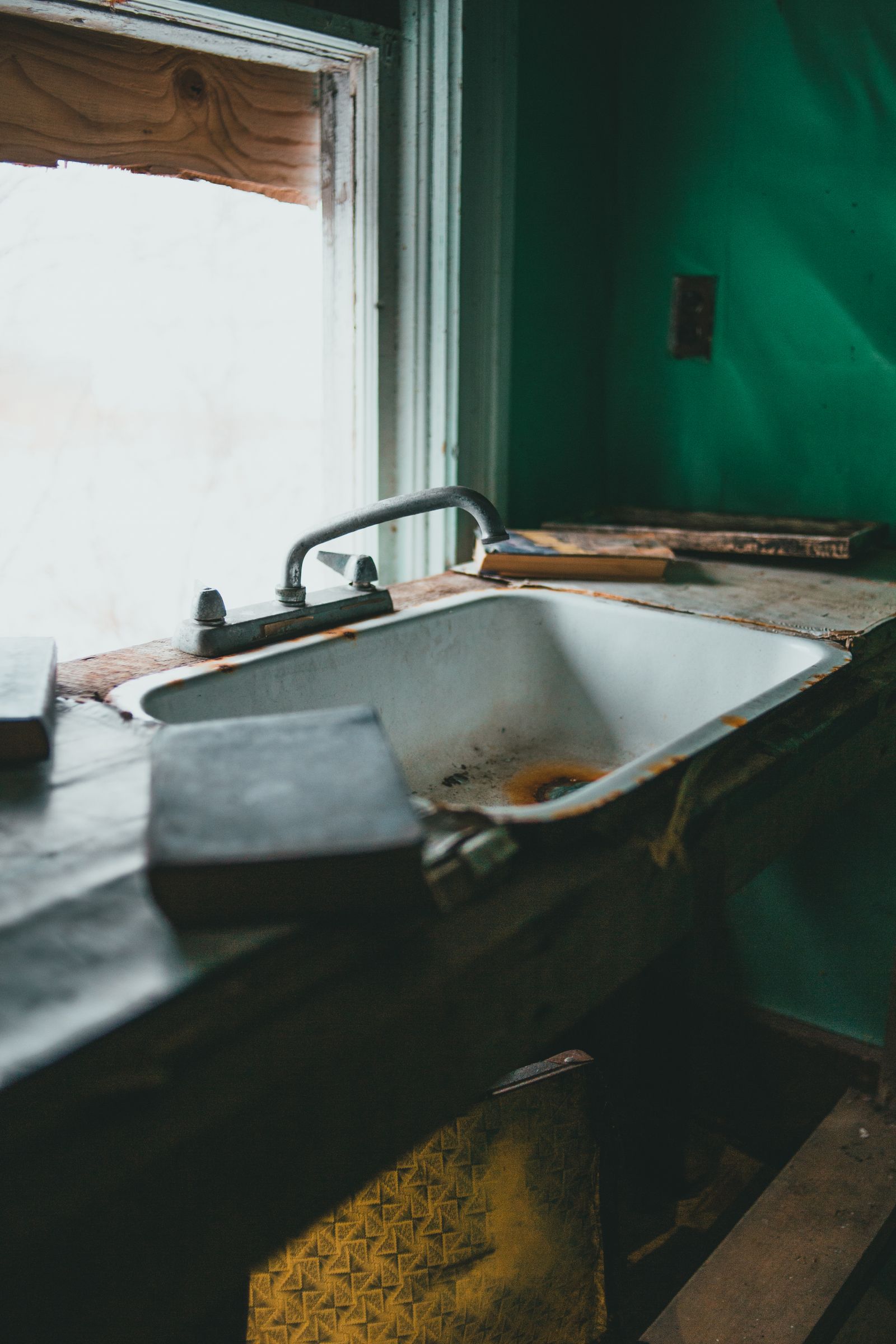 Rust-removal treatment on a household stain