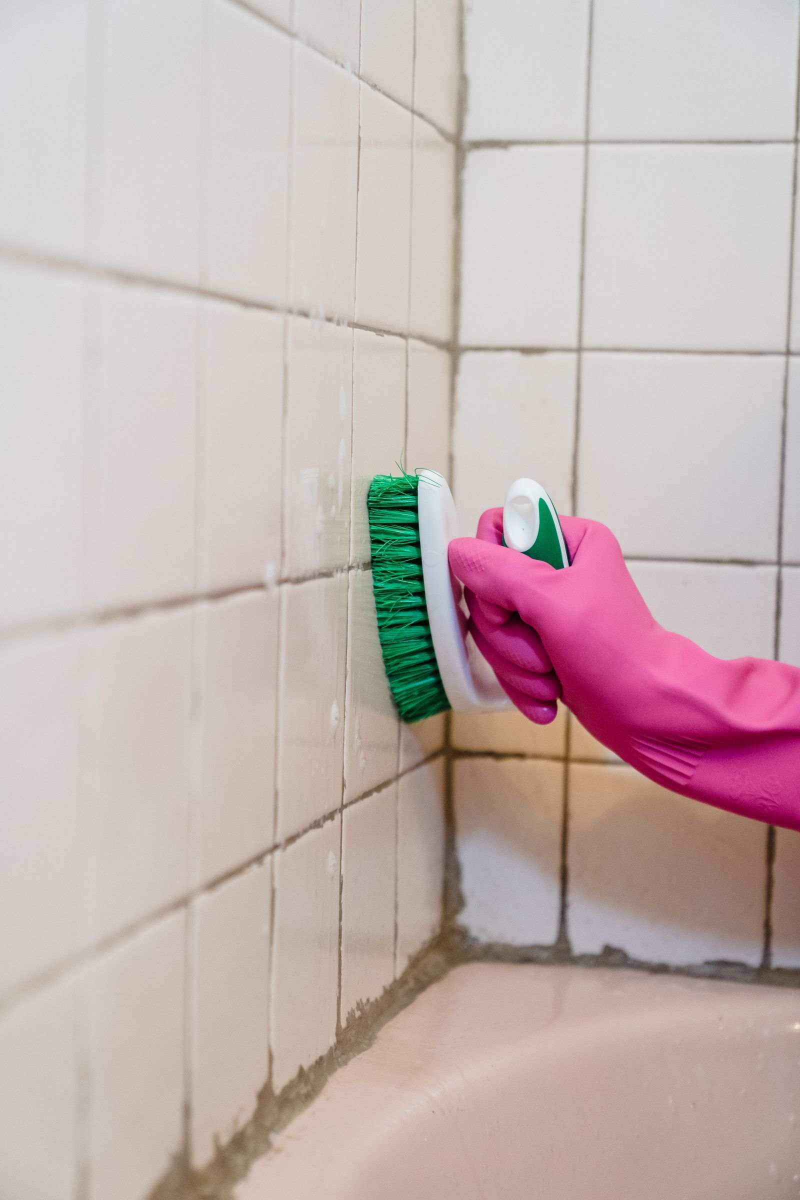No-rinse gel treating moldy grout